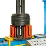 Línea automática de prensado y flejado Sorsa para bobinas de alambre con integración de robot ABB y cabezal de soldadura TIG.