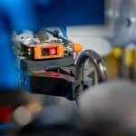 Línea automática de prensado y flejado Sorsa para bobinas de alambre con integración de robot ABB y cabezal de soldadura TIG.