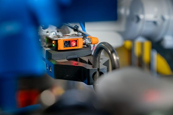 Línea automática de prensado y flejado Sorsa para bobinas de alambre con integración de robot ABB y cabezal de soldadura TIG.