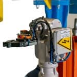 Línea automática de prensado y flejado Sorsa para bobinas de alambre con integración de robot ABB y cabezal de soldadura TIG.