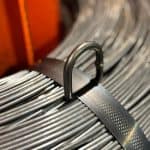 Línea automática de prensado y flejado Sorsa para bobinas de alambre con integración de robot ABB y cabezal de soldadura TIG.