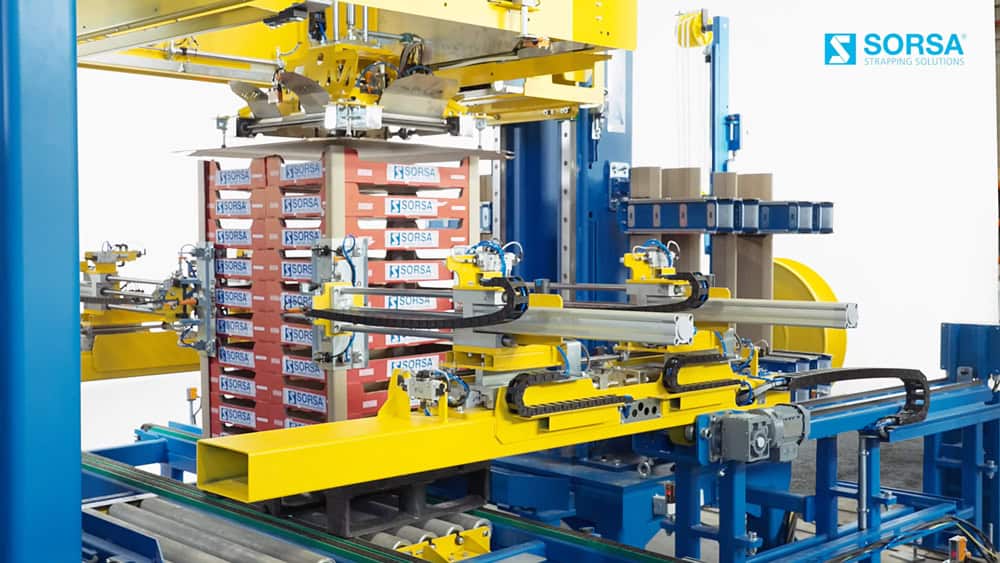 Système de cerclage automatique Sorsa intégré à une ligne de production industrielle.