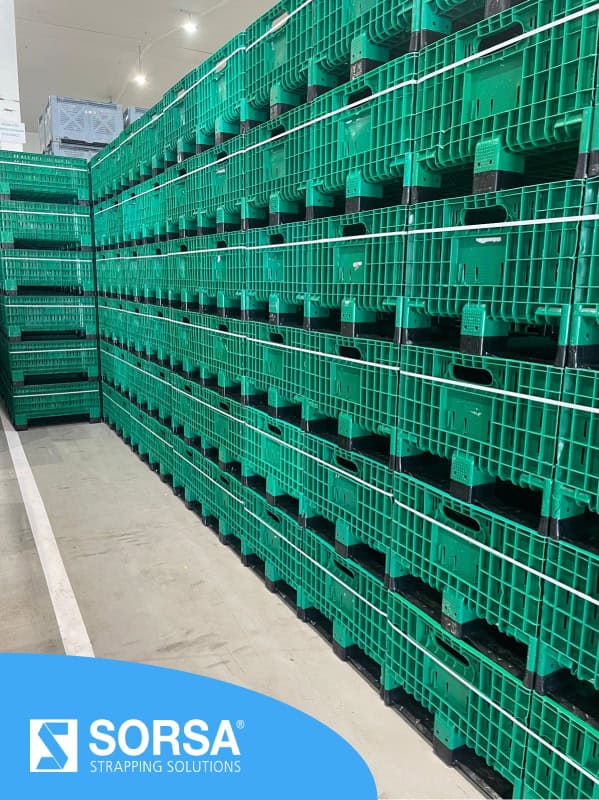 Máquina de flejado automático de SORSA asegurando un palet de mercancía con tensión exacta.