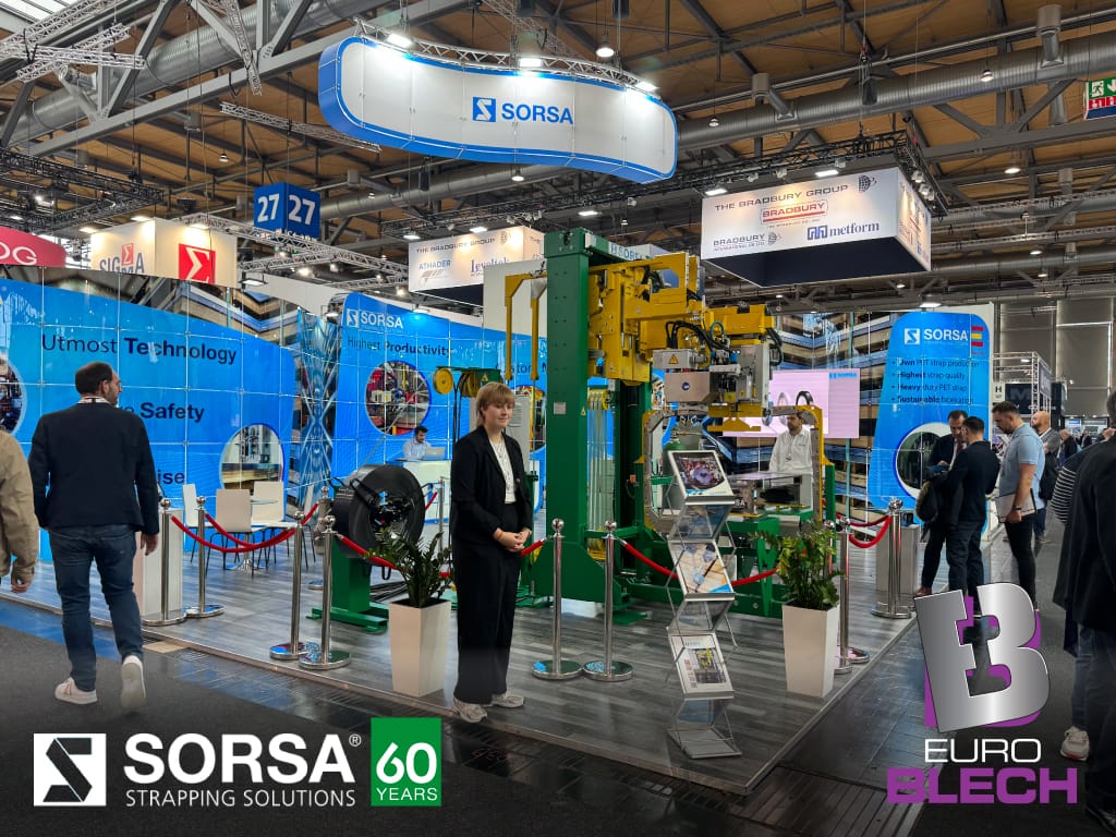 Stand de Sistemas de Embalaje Sorsa en la feria EuroBLECH Hannover presentando nueva tecnología de flejado industrial.